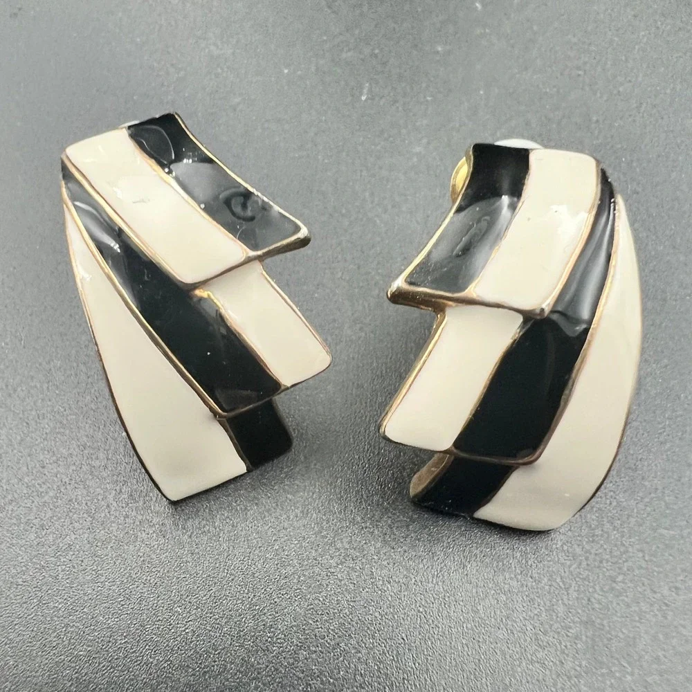 KOKO Vintage Black White Enamel Gold Tone Geometric Clip On Earrings Small Retro